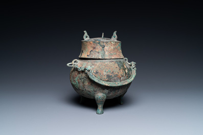 Un pot &agrave; vin rituel tripod couvert en bronze, Chine, Han de l'Ouest