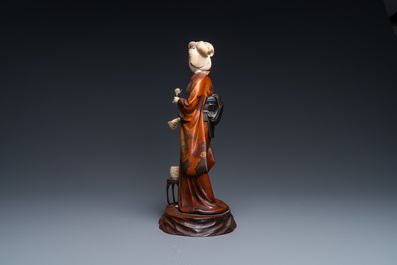 Un okimono d'une geisha en bois, laque, ivoire et nacre, Japon, Meiji, 19&egrave;me