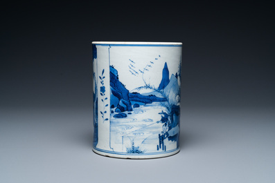 Un porte-pinceaux de type 'bitong' en porcelaine de Chine en bleu et blanc, Kangxi