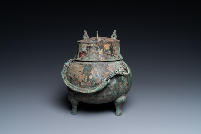 Un pot &agrave; vin rituel tripod couvert en bronze, Chine, Han de l'Ouest