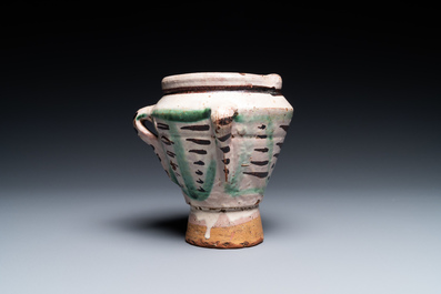 Een Spaanse polychrome aardewerken vijzel, Teruel, 15/16e eeuw