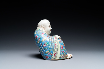 Une figure de Bouddha en porcelaine de Chine famille rose, marque Xue Chang Sen Zuo, R&eacute;publique