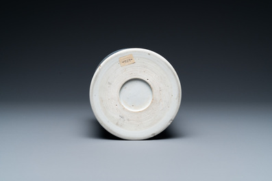 Un porte-pinceaux de type 'bitong' en porcelaine de Chine en bleu et blanc, Kangxi