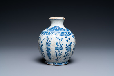 Een Chinese blauw-witte 'soft paste' basis voor een waterpijp, Kangxi
