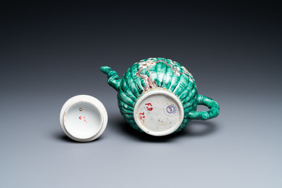 Een Chinese geribde verte biscuit theepot met deksel, Kangxi