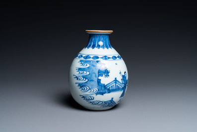 Un vase de forme globulaire en porcelaine de Chine en bleu et blanc, Kangxi