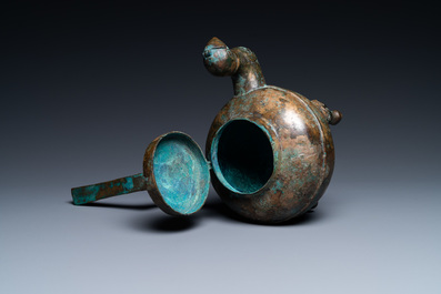 Une bouilloire tripode de type 'He' en bronze dor&eacute; au bec en forme de t&ecirc;te d'oiseau, Chine, Han