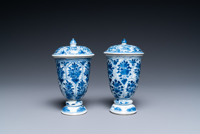 Une paire de gobelets couverts en porcelaine de Chine en bleu et blanc, Kangxi
