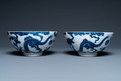 Een paar Chinese 'Bleu de Hue' kommen voor de Vietnamese markt, 20e eeuw