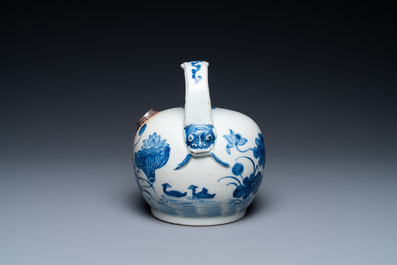 Un pot &agrave; chaux en porcelaine de Chine en bleu et blanc pour le march&eacute; thai, 19&egrave;me