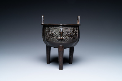 Un br&ucirc;le-parfum tripod en bronze &agrave; d&eacute;cor de masques taotie, Chine, Ming