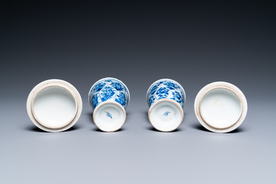 Une paire de gobelets couverts en porcelaine de Chine en bleu et blanc, Kangxi