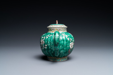 Een Chinese geribde verte biscuit theepot met deksel, Kangxi
