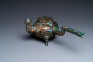 Une bouilloire tripode de type 'He' en bronze dor&eacute; au bec en forme de t&ecirc;te d'oiseau, Chine, Han