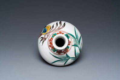 A Japanese Ko-Imari bottle vase in Ko-Kutani-style with a rooster, a hen and their chick, probably Edo, late 17th C.