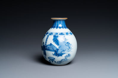 Un vase de forme globulaire en porcelaine de Chine en bleu et blanc, Kangxi