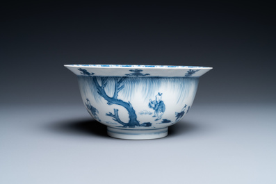 Un bol de type 'klapmuts' en porcelaine de Chine en bleu et blanc, marque de Xuande, Kangxi