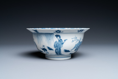 Un bol de type 'klapmuts' en porcelaine de Chine en bleu et blanc, marque de Xuande, Kangxi