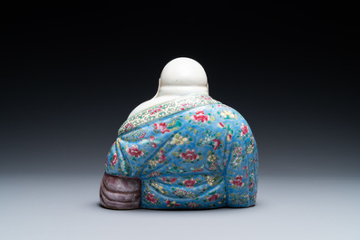 Une figure de Bouddha en porcelaine de Chine famille rose, marque Xue Chang Sen Zuo, R&eacute;publique