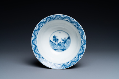 Un bol de type 'klapmuts' en porcelaine de Chine en bleu et blanc, marque de Xuande, Kangxi