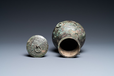 Un vase de forme 'hu' et son couvercle, Han