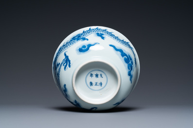 Een Chinese blauw-witte 'draken' kom, Yongzheng merk en periode