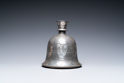 Een Indische met zilver ingelegde bidri basis voor een waterpijp, 1e helft 19e eeuw