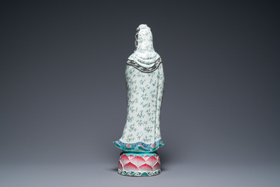 Een grote Chinese famille rose figuur van Guanyin, Xue Chang Sen Zuo merk, Republiek