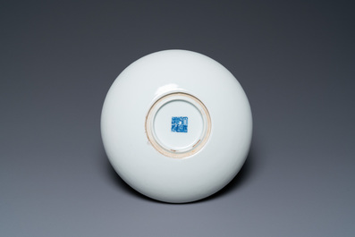 Een Chinese blauw-witte penselenwasser met een draak en een feniks, Qianlong merk, Republiek