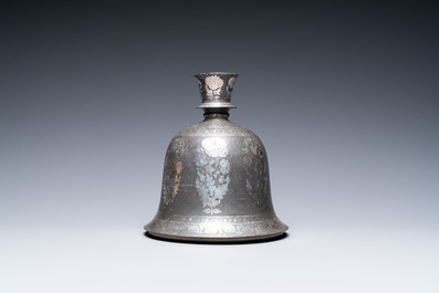 Een Indische met zilver ingelegde bidri basis voor een waterpijp, 1e helft 19e eeuw