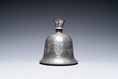 Een Indische met zilver ingelegde bidri basis voor een waterpijp, 1e helft 19e eeuw