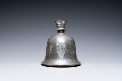 Een Indische met zilver ingelegde bidri basis voor een waterpijp, 1e helft 19e eeuw