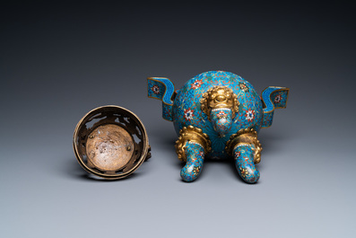 Een grote Chinese driepotige cloisonn&eacute; wierookbrander met deksel, 19e eeuw