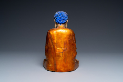 Une figure de Bouddha en bois laqu&eacute; et dor&eacute;, Chine, Ming