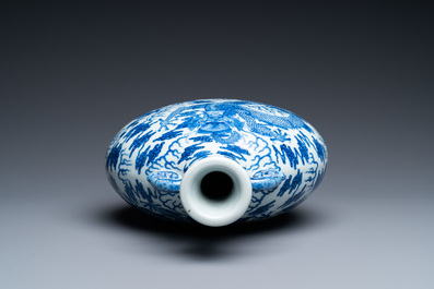 Un vase de forme 'baoyueping' en porcelaine de Chine en bleu et blanc &agrave; d&eacute;cor de dragons, R&eacute;publique