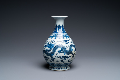 A Chinese blue and white 'yuhuchunping' 'dragon' vase on wooden stand, Qianlong mark, 19/20th C.