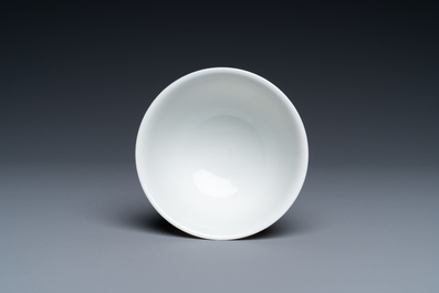 Een fijne Chinese monochrome witte kom, Yongzheng merk en periode