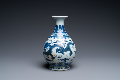 A Chinese blue and white 'yuhuchunping' 'dragon' vase on wooden stand, Qianlong mark, 19/20th C.