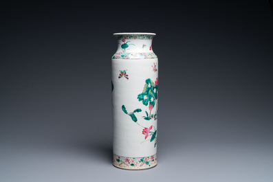 Un vase de forme rouleau en porcelaine de Chine famille rose &agrave; d&eacute;cor de papillons et de grues, 19&egrave;me