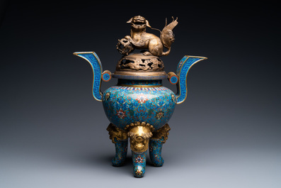 Een grote Chinese driepotige cloisonn&eacute; wierookbrander met deksel, 19e eeuw