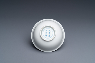 Een fijne Chinese monochrome witte kom, Yongzheng merk en periode