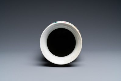 Un vase de forme rouleau en porcelaine de Chine famille rose &agrave; d&eacute;cor de papillons et de grues, 19&egrave;me