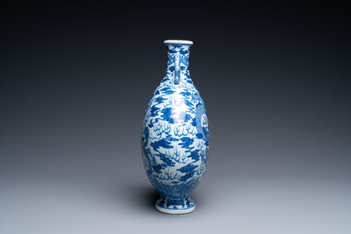 Un vase de forme 'baoyueping' en porcelaine de Chine en bleu et blanc &agrave; d&eacute;cor de dragons, R&eacute;publique