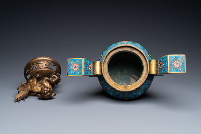 Een grote Chinese driepotige cloisonn&eacute; wierookbrander met deksel, 19e eeuw