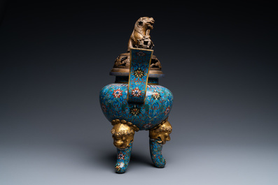 Een grote Chinese driepotige cloisonn&eacute; wierookbrander met deksel, 19e eeuw