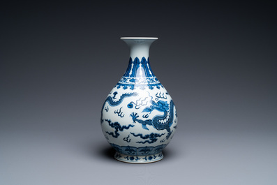 A Chinese blue and white 'yuhuchunping' 'dragon' vase on wooden stand, Qianlong mark, 19/20th C.