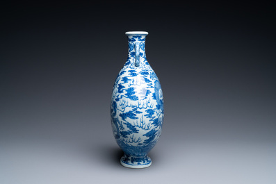 Un vase de forme 'baoyueping' en porcelaine de Chine en bleu et blanc &agrave; d&eacute;cor de dragons, R&eacute;publique