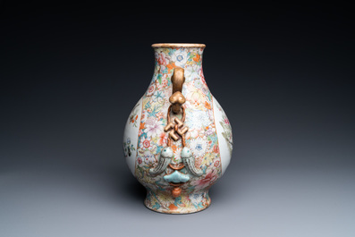 Een Chinese famille rose millefleurs 'hu' vaas, Qianlong merk, Republiek