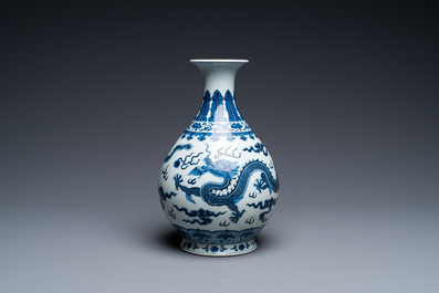 A Chinese blue and white 'yuhuchunping' 'dragon' vase on wooden stand, Qianlong mark, 19/20th C.
