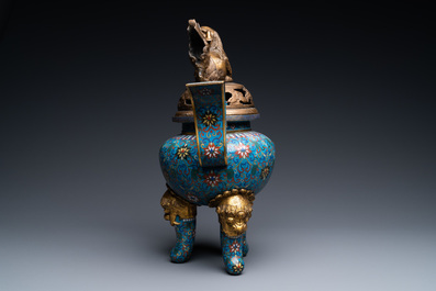 Een grote Chinese driepotige cloisonn&eacute; wierookbrander met deksel, 19e eeuw